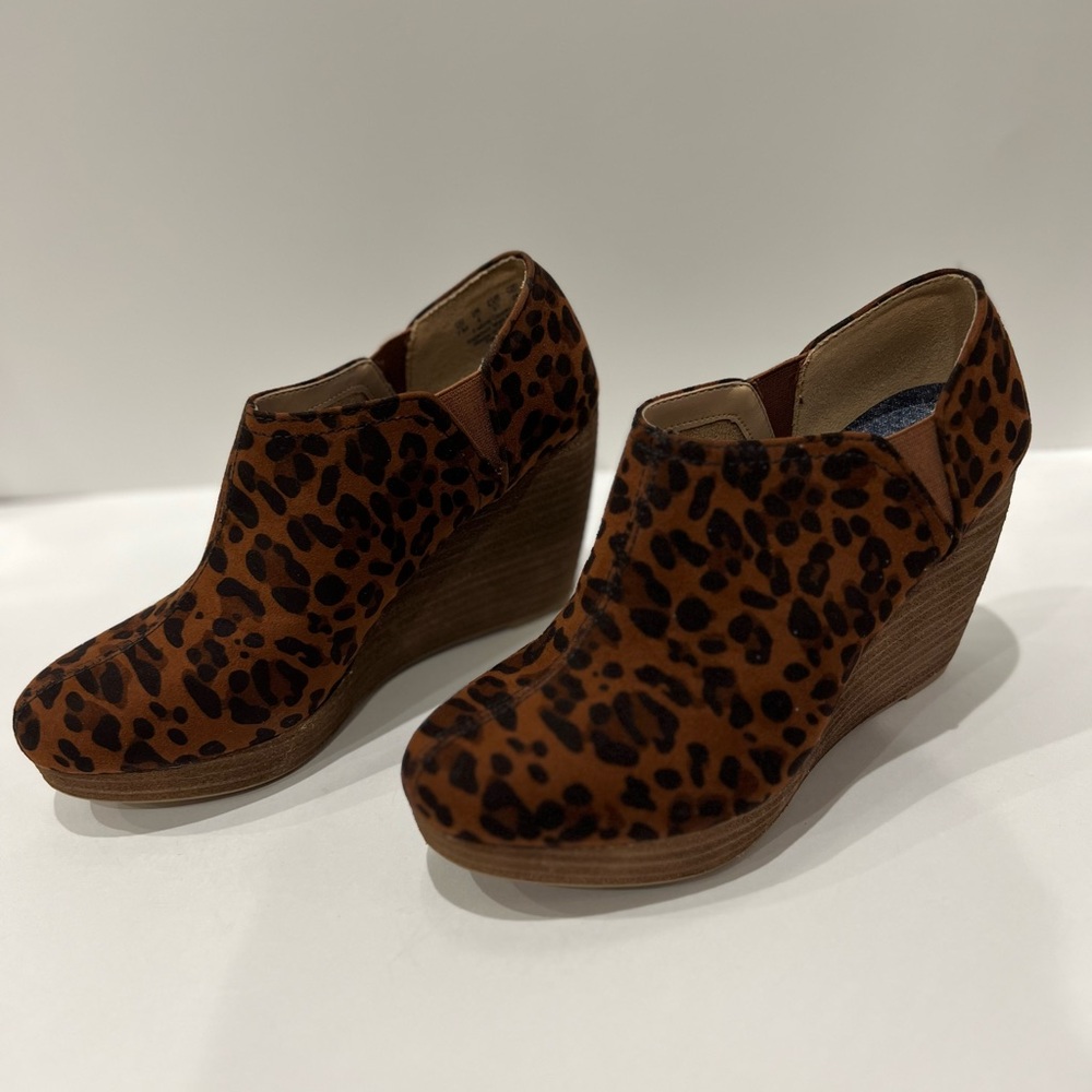 DR SCHOLLS Womens Size 7 Taupe Brown 1/2" Platform Harlow Brown Wedge Shootie
